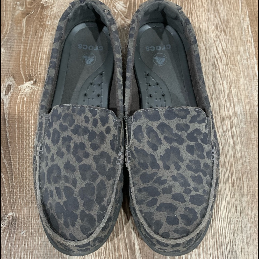 //3 for $15// Crocs Leopard Loafer